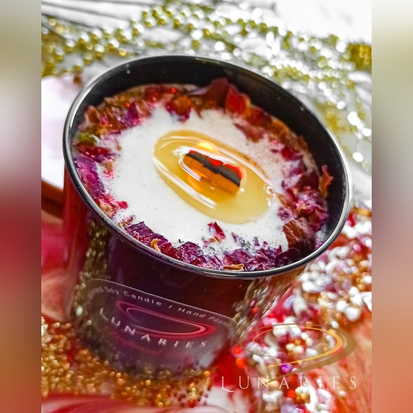 Driftwood Rose Soy Wax Candle with Wooden Wick and Botanicals - Picture 4 of 11